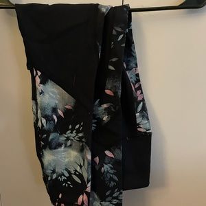 Small black sketchers leggings